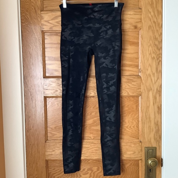 SPANX Black Camo Look At Me Now Seamless Legging Size M - Picture 2 of 12